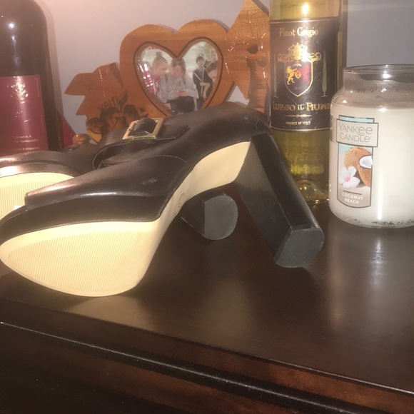 Michael Kors Open Toe Platform - Picture 2 of 4